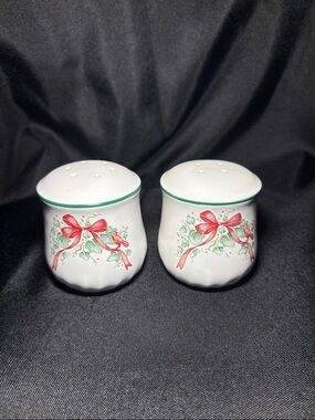 Corelle Coordinates Callaway Holiday Salt & Pepper Set